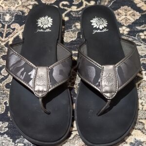 Yellow Box Women's Metallic Black Sandals